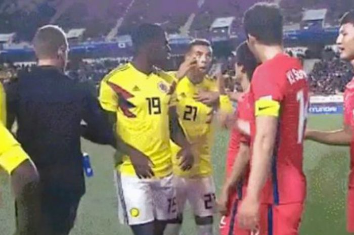 Pemain Kolombia, Edwin Cardona, melakukan gesture berbau rasialis kepada pemain Korea Selatan dalam laga uji coba pada JUmat (10/11/2017)