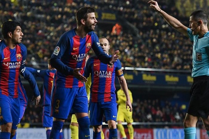 Pemain FC Barcelona, Luis Suarez (kiri) dan Gerard Pique, beradu argumen dengan wasit Ignacio Iglesias dalam partai La Liga di kandang Villarreal CF, Estadio de la Ceramica, Villarreal, 8 Januari 2017.