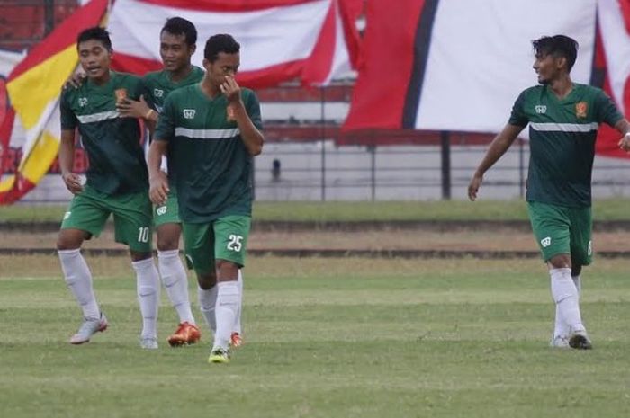 Pemain PSIR Rembang, Kresno Hadi (kiri) merayakan gol bersama rekan-rekannya seusai membobol gawang tuan rumah Persiba Bantul pada laga perdana Liga 2 musim 2017 di Stadion Sultan Agung, Bantul, Sabtu (22/4/2017) sore. 