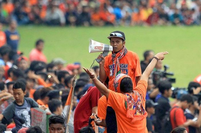  The Jak Mania memadati stadion Bea Cukai, Jakarta, mendukung tim kesayangan mereka, Persija, melakoni laga uji coba melawan Barito Putera, Selasa (5/4/2016). 