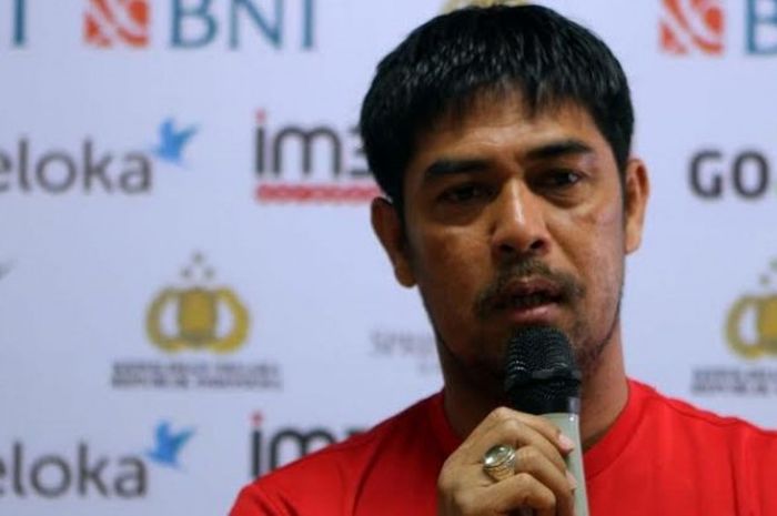 Pelatih Semen Padang, Nilmaizar memberikan keterangan pra-laga ke media dalam jumpa pers untuk pertandingan timnya kontra Bhayangkara FC di Kota Bekasi, Jumat (19/5/2017). 