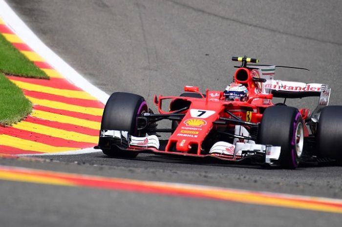 Pebalap Ferrari asal Finlandia, Kimi Raikkonen, memacu mobil pada latihan ketiga GP Belgia yang berlangsung di Sirkuit Spa-Franchorchamps, Sabtu (26/8/2017).