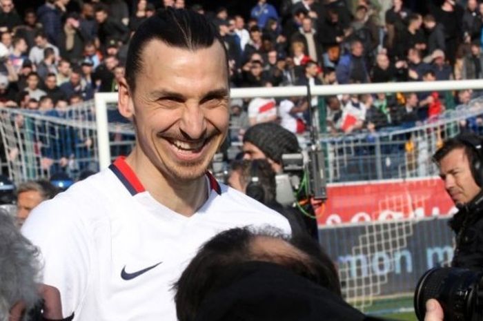 Penyerang Paris Saint-Germain, Zlatan Ibrahimovic, berkomentar kepada wartawan setelah timnya mengalahkan Troyes dalam pertandingan Ligue 1 di Stade de I'Aube, 13 Maret 2016.