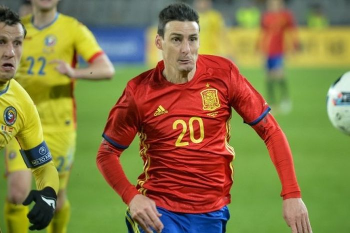 Aritz Aduriz membela tim nasional Spanyol saat melawan Rumania pada partai uji coba di Cluj Napoca, 27 Maret 2016.