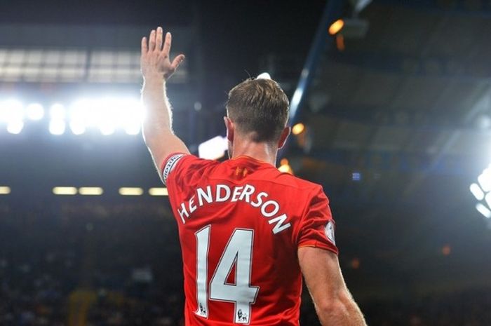 Kapten Liverpool, Jordan Henderson, melambaikan tangan setelah partai kontra Chelsea pada lanjutan Premier League di Stadion Stamford Bridge, 16 September 2016.