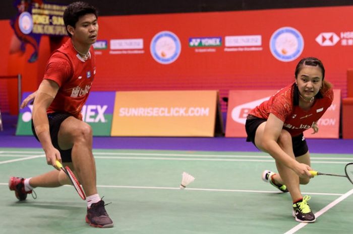 Pasangan ganda campuran nasional Indonesia, Praveen Jordan/Melati Daeva Oktavianti, saat menjalani laga melawan Wang Yilyu/Huang Dongping (China) pada babak perempat final Hong Kong Open 2018 di Hong Kong Coliseum, Kowloon, Jumat (16/11/2018).