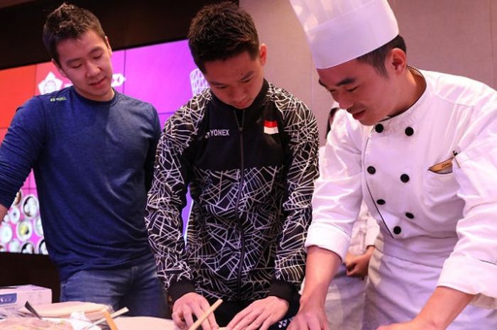 Pasangan ganda putra Indonesia, Marcus Fernaldi Gideon/Kevin Sanjaya Sukamuljo, belajar membuat dim sum dalam rangkaian turnamen BWF World Tour Finals 2018 yang digelar di Guangzhou, China, Senin (10/12/2018).