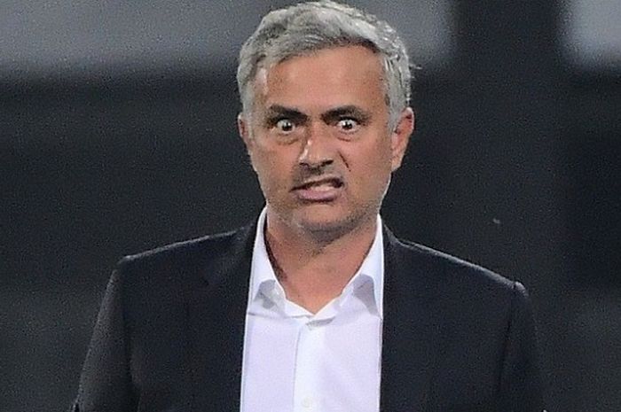 Reaksi Manajer Manchester United, Jose Mourinho, saat mendampingi timnya pada laga Liga Europa kontra Feyenoord Rotterdam di Stadion Feyenoord, Kamis (15/9/2016) waktu setempat. 