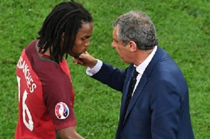 Renato Sanches mendapat instruksi dari pelatih Fernando Santos pada laga perempat final Piala Eropa 