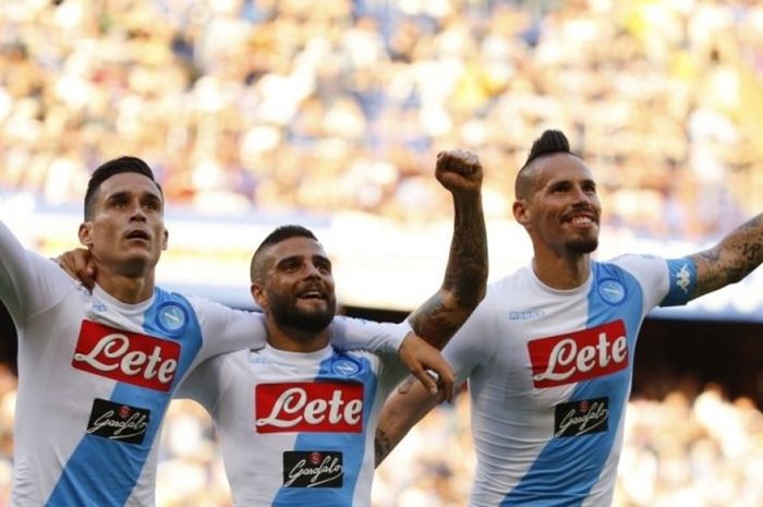 Penyerang sayap Napoli, Jose Callejon (kiri), merayakan golnya bersama Lorenzo Insigne dan Marek Hamsik dalam partai Serie A kontra Sampdoria di Stadion Luigi Ferraris, Genoa, 28 Mei 2017.