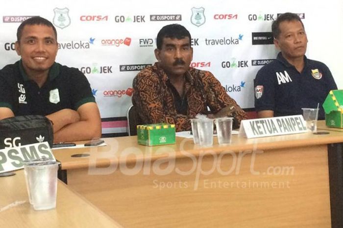 Kepala Bidang Kompetisi PSMS Medan, Julius Raja (tengah) akan mencoba melakukan banding dengan sanks