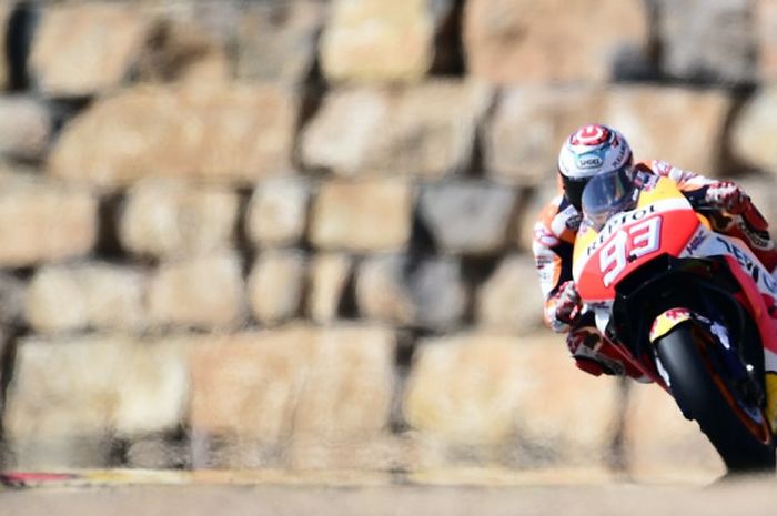 Pebalap Repsol Honda asal Spanyol, Marc Marquez, memacu motornya saat menjalani balapan GP Aragon di MotorLand Aragon, Alcaniz, Spanyol, Minggu (24/9/2017).