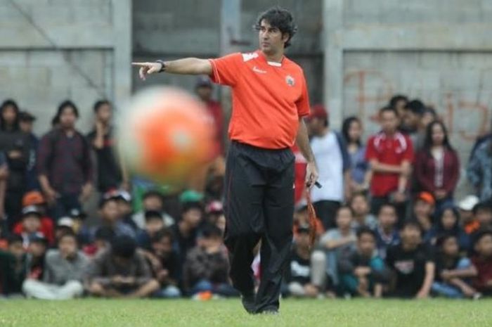 Pelatih Persija, Stefano Cugurra memberikan instruksi anak asuhnya. 