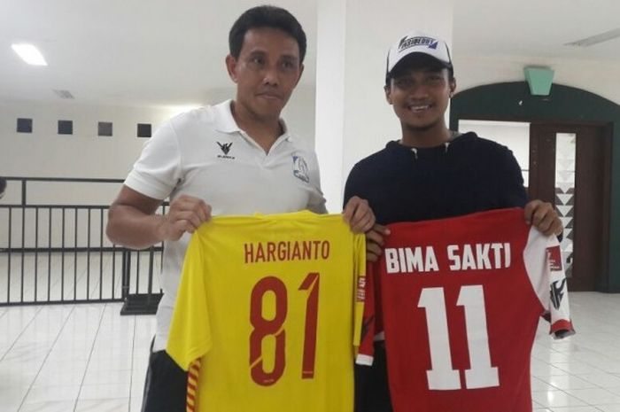 Gelandang senior Persiba Balikpapan, Bima Sakti bertukar kaus dengan pemain tengah muda Bhayangkara FC, M Hargianto (kanan) di Stadion Gelora Delta, Sidoarjo, Senin (17/10/2016). 