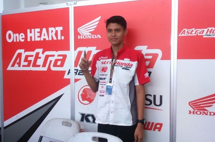 Pebalap Astra Honda Racing Tim (AHRT) Indonesia, Irfan Ardiansyah, berpose di pit pada penyelenggaraan ARRC 2017 seri kelima di Sirkuit Madras, Chennai, India, Minggu (24/9/2017).