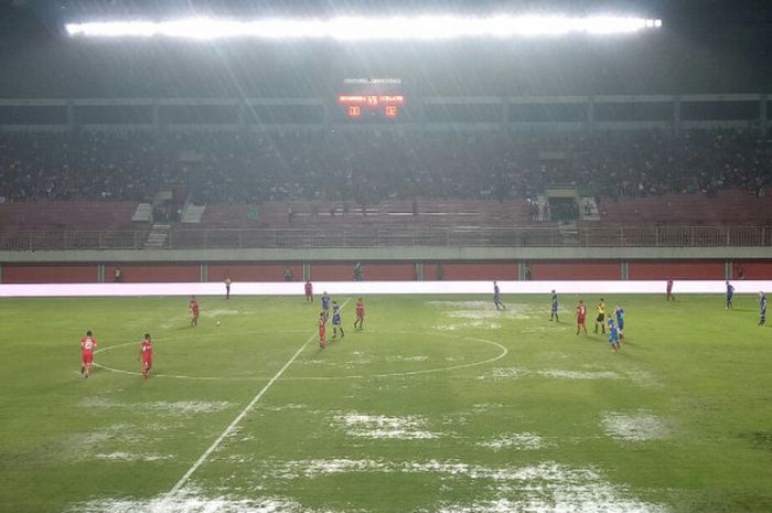 Pertandingan Indonesia Selection vs Timnas Islandia di Stadion Maguwoharjo, Sleman, Kamis (11/1/2018).