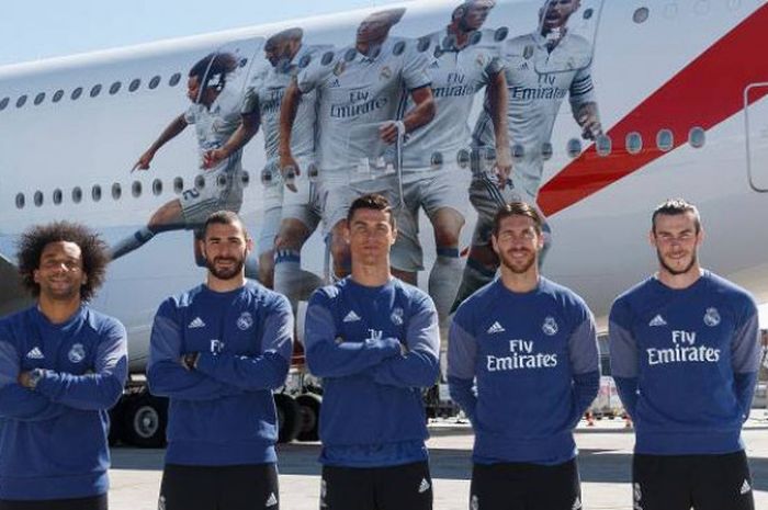 Para pemain Real Madrid Berpose di depan pesawat Emirates.