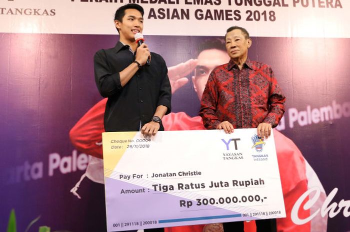 Pebulu tangkis tunggal putra Indonesia, Jonatan Christie, menerima bonus dari klub asalnya, PB Tangkas Intiland, yang diserahkan langsung oleh pemilik klub, Justian Suhandinata, di Royal Golf Club, Jakarta, Senin (8/10/2018).