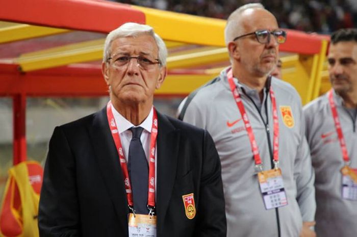 Mantan pelatih Juventus, Marcello Lippi (kiri), saat masih bertugas menukangi timnas China.