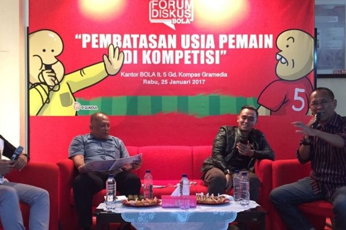 Pelatih senior, Bambang Nurdiansyah (kanan), berbicara dalam acara Forum Diskusi BOLA di kantor redaksi BOLA, Palmerah Barat, Jakarta, 25 Januari 2017.