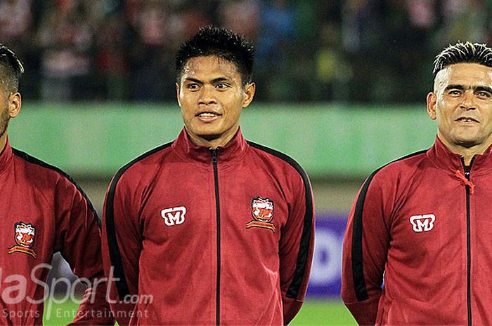 Pemain Madura United (Kiri-kanan), Raphael Maitimo, Fachruddin Ariyanto, dan Cristian Gonzales, berpose menjelang dimulainya laga babak 8 besar Piala Presiden 2018 melawan Bali United di Stadion Manahan Solo, Jawa Tengah Sabtu (03/02/2018) malam.