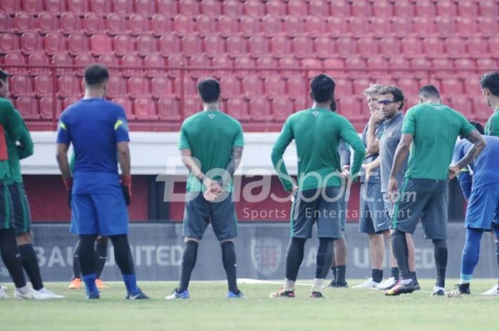 Timnas U-23 Indonesia dalam sesi latihan pagi di Stadion Kapten I Wayan Dipta, Gianyar, Bali, Jumat (27/7/2018).