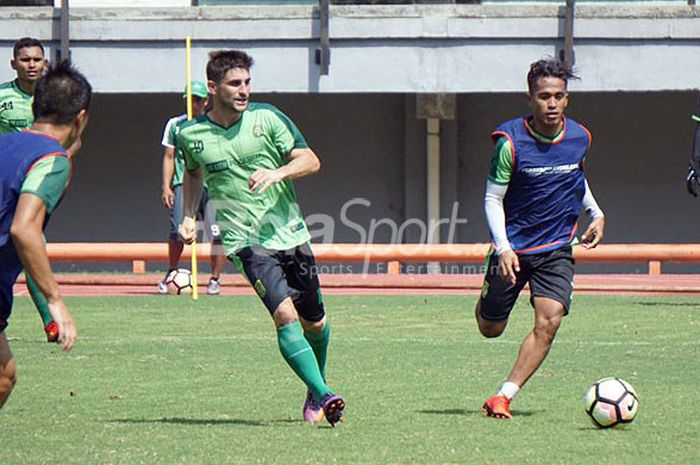  Pemain-pemain Persebaya Surabaya saat menjalani latihan di Gelora Bung Tomo Surabaya, Selasa (3/4/3018) pagi.  