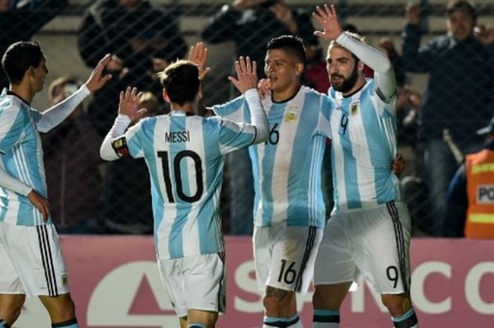 Para pemain Argentina merayakan gol yang mereka cetak ke gawang Bolivia dalam laga uji coba di San Juan, Argentina, 27 Mei 2016.