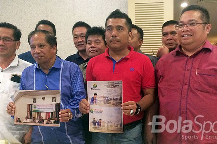 Rombongan perwakilan Pengkab dan Pengkot PBSI se Sumatera saat memberikan keterangan pers terkait pembekuan PBSI Sumut, di Hotel Emeral, Selasa (19/9/2017).