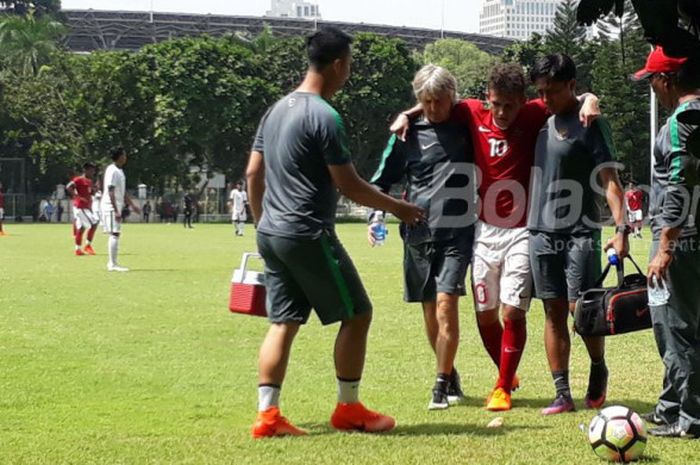 Pemain timnas U-23 Indonesia, Egy Maulana Vikri, mengalami cedera saat berujicoba melawan timnas U-19 Indonesia di Lapangan ABC Senayan, Jakarta Pusat, Sabtu (24/2/2018)