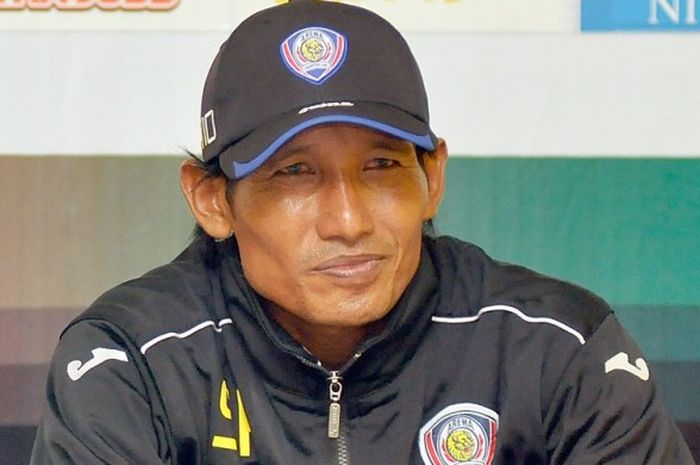 Legenda Arema Singgih Pitono saat masih menjabat sebagai pelatih Arema U-21.