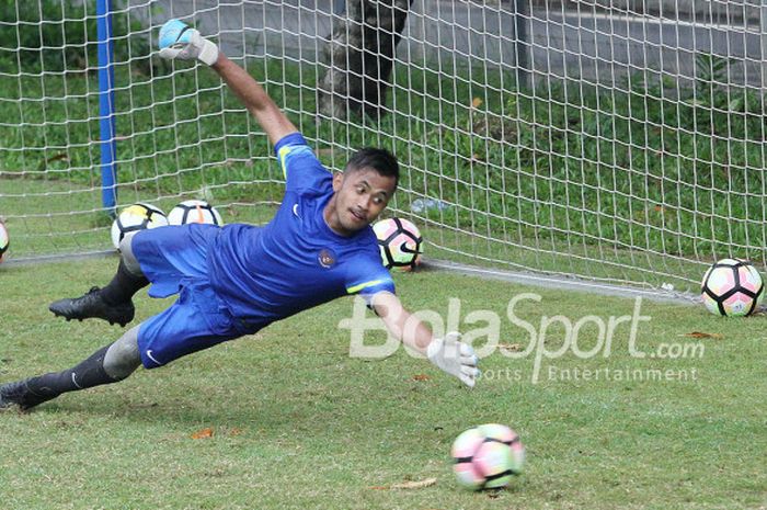   Kiper timnas U-19 Indonesia, Muhammad Aqil Savik dalam latihan khusus penjaga gawang di lapangan ABC, Komplek GBK, Senayan, Jakarta pada Rabu (21/2/2018).   