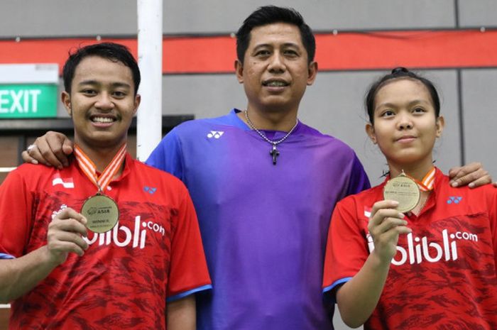 Pelatih ganda campuran pratama nasional, Nova Widianto, berpose dengan pasangan Rehan Naufal Kusharjanto/Siti Fadia Silva Ramadhanti yang meraih medali emas pada Kejuaraan Asia Junior 2017.