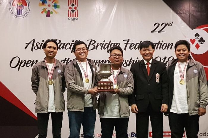 Salah satu tim Brigde junior Indonesia yang meraih medali emas di Kejuaraan Bridge Junior Asia-Pasifik di Bogor pada 13-20 April 2018.