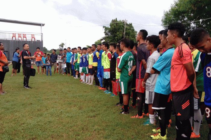 Pelatih Ricky Nelson (kaos hitam) memberikan pengarahan kepada 93 pemain seleksi tahap pertama untuk U-19 dan U-22 PBFC di lapangan Bali United Football Academy di Kupang, NTT,  Jumat (17/3/2017).