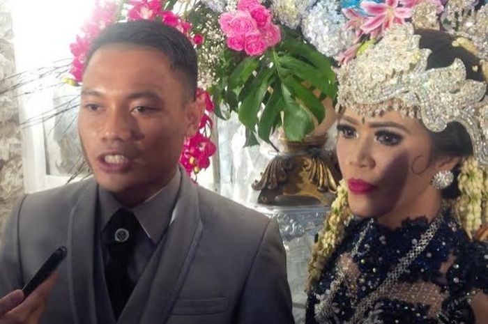 Pasangan Dedi Kusnandar dan Lerry Alfani memberikan keterangan ke media di sela resepsi pernikahan mereka di Ballrom Dayang Sumbi Itenas, Jalan PHH Mustafa, Kota Bandung, Minggu (19/3/2017) . 