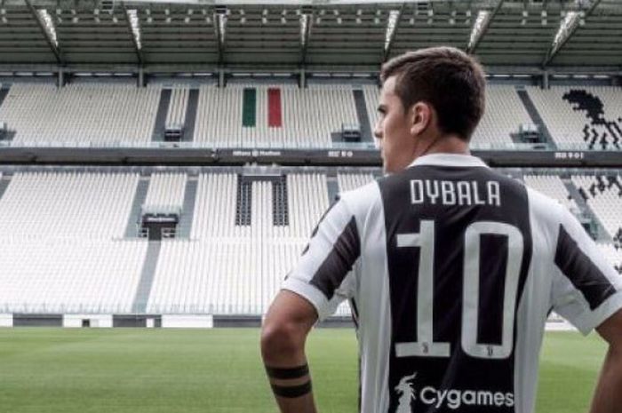 Paulo Dybala saat mengenakan nomor punggung barunya yakni 10 di Stadion Allianz, Turin, Kamis (10/8/2017). 