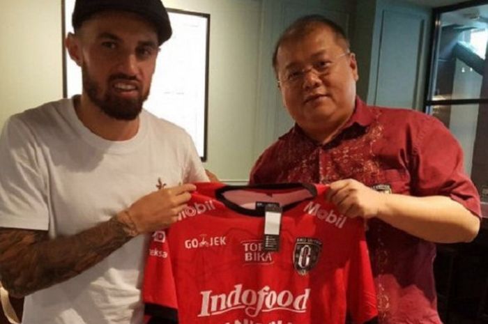 Stefano Lilypaly menunjukkan jersey Bali United bersama CEO Bali United Yabes Tanuri.