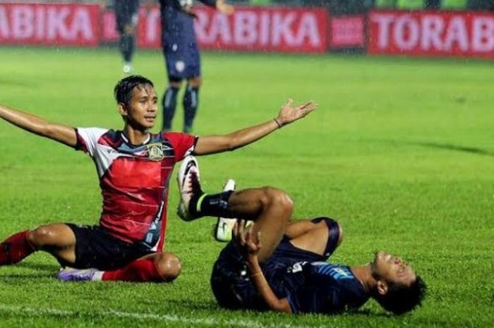 Gelandang Persiba, Abdul Rahman usai menekel winger Arema, Dendi Santoso di Stadion Kanjuruhan, Kab Malang pada Minggu (1/5/2016). 