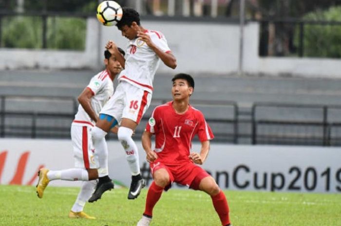 Gelandang Timnas U-16 Korea Utara Kung Jin-song (kanan) mengamati pemain Timnas U-16 Oman yang menyundul bola dalam duel Grup B Piala Asia U-16 2018 di Stadion Petaling Jaya, Petaling Jaya, Malaysia, Kamis (27/9/2018) sore WIB. Oman kalah 1-3, tapi tetap mendampingi Korea Utara ke perempat final.