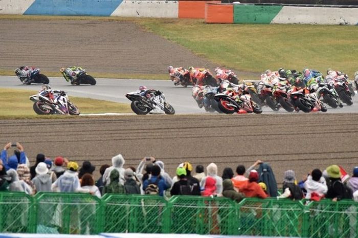 Para pebalap MotoGP melewati tikungan Sirkuit Twin Ring Motogi pada balapan GP Jepang, Minggu (11/10/2015).