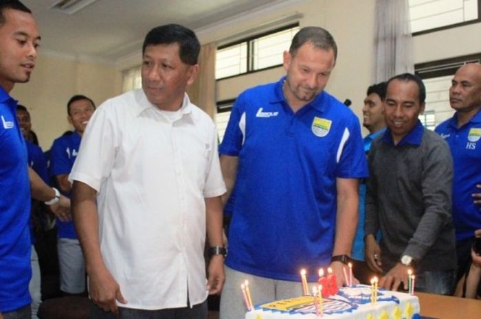Komisaris PT Persib Bandung Bermartabat (PBB) Kuswara S Taryono, kapten Atep, dan pelatih Dejan Antonic bersama sejumlah pemain Persib merayakan ulang tahun Maung Bandung ke-83 dengan cara sederhana. 