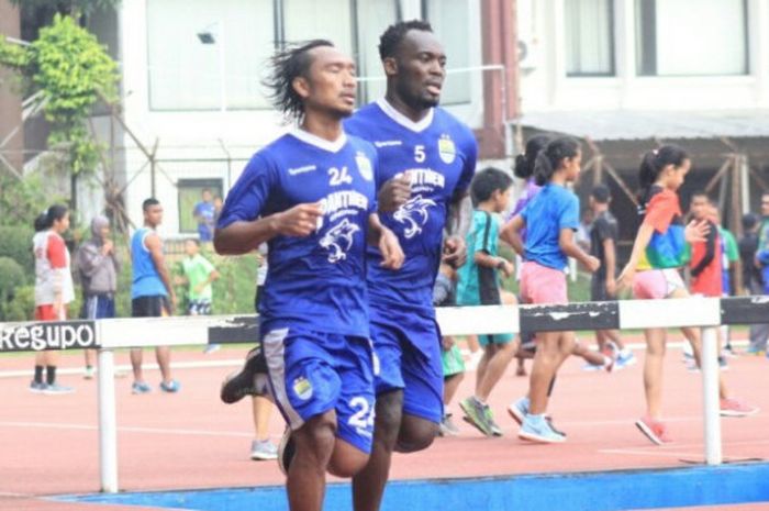Gelandang Persib, Michael Essien (kanan) dan Hariono (kiri)‎ menjalankan program latihan di lintasan atletik, Jalan Pajajaran, Kota Bandung, Senin (26/2/2018).