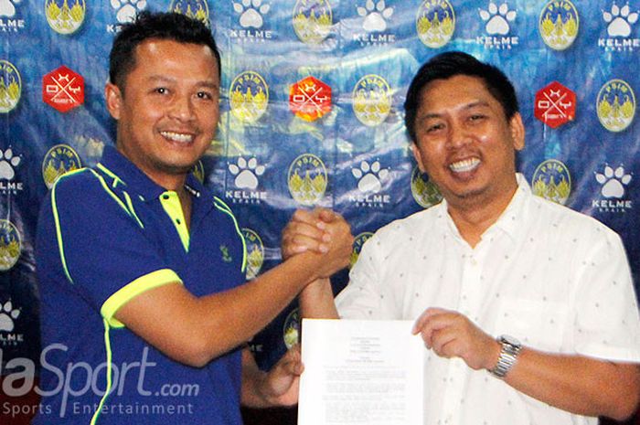 Direktur Bisnis dan Marketing Kelme, Sony Agus Santoso (kiri), berpose dengan manajer PSIM, Agung Damar Kusumandaru, dalam sesi jumpa pers, Rabu (28/3/2018).