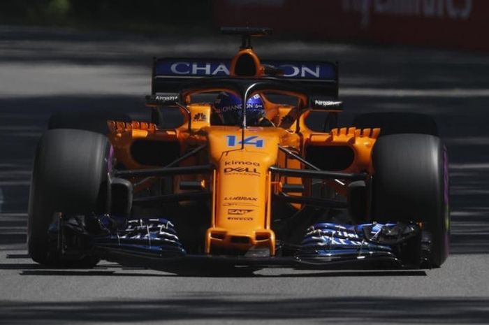 Fernando Alonso saat memacu mobilnya pada GP Canada 2018.