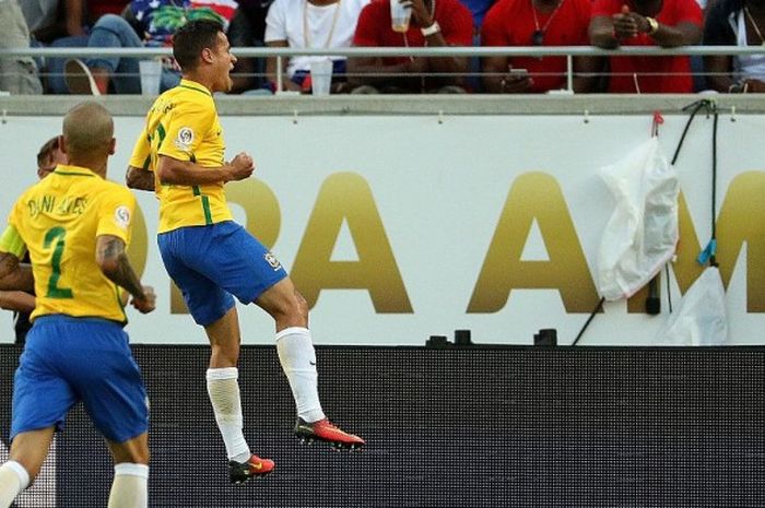 Gelandang Brasil, Philippe Coutinho, merayakan gol ke gawnag Haiti pada laga Copa America Ncentenario 2016, Rabu (8/6/2016)