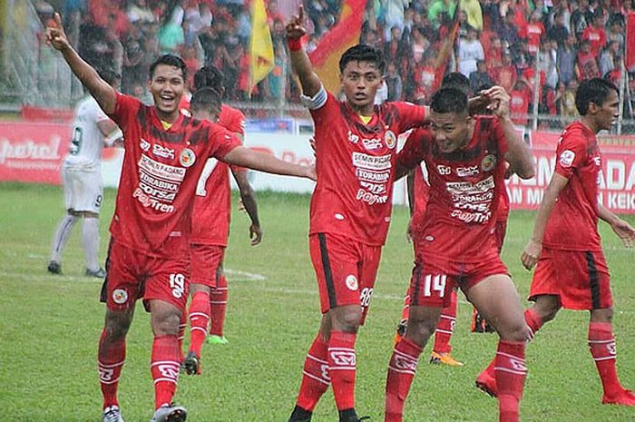 Pemain Semen Padang merayakan kemenangan atas Persik Kendal dalam laga lanjutan Liga 2 di Stadion H. Agus Salim, Padang, Selasa (18/9/2018).