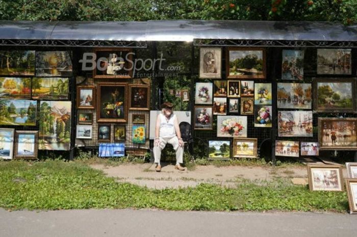 Suasana Pasar Izmailovo di Moskow yang menjual barang-barang orisinal era Perang Dunia Kedua, jam-jam era Uni Soviet, pin-pin militer dan dari sejarah Rusia, hingga pernak-pernik Piala Dunia 2018.