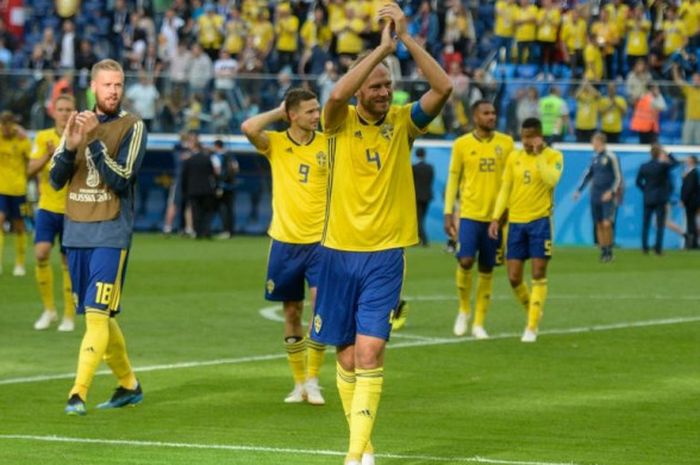 Para pemain Swedia merayakan kemenangan mereka atas Swiss dalam partai babak 16 besar Piala Dunia 2018 di Stadion Saint Petersburg, 3 Juli 2018.