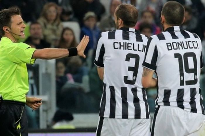 Wasit Nicola Rizzoli (kiri) memberi peringatan kepada dua pemain Juventus, Giorgio Chiellini dan Leonardo Bonucci, dalam laga Juve kontra Lazio, 18 April 2015.